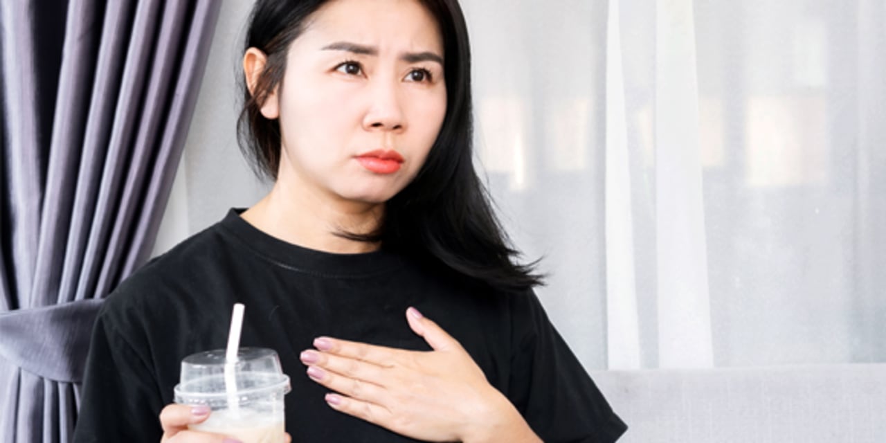 a woman having heart beat symptoms