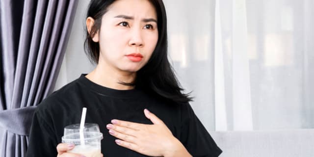 a woman having heart beat symptoms