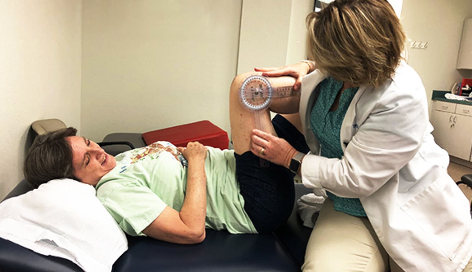 therapist flexing a women's knee