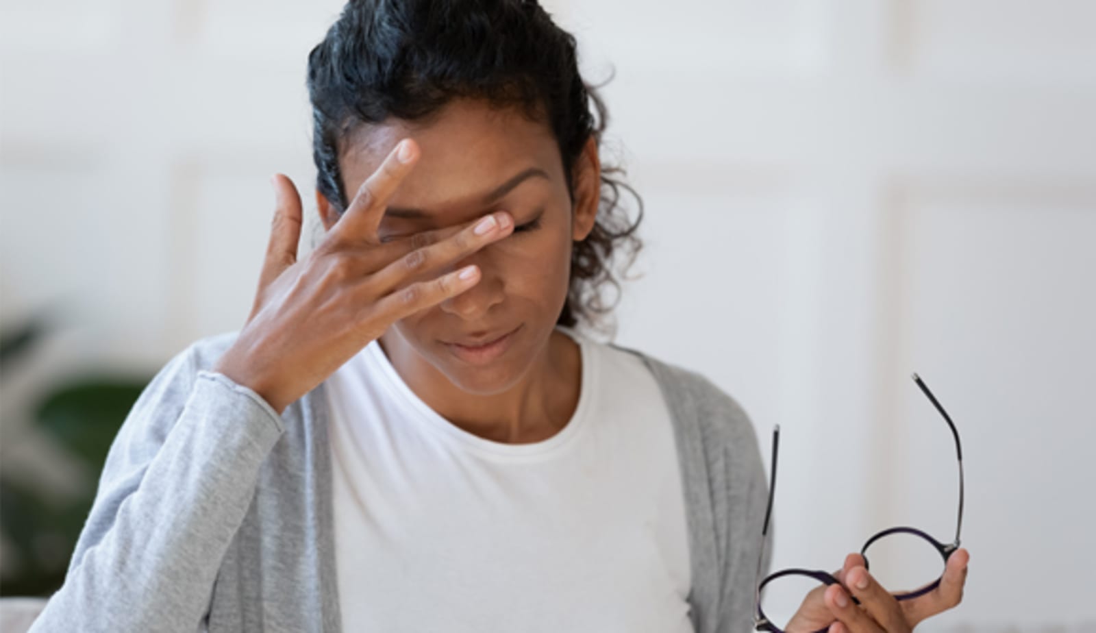 A woman displaying symptoms of a autoimmune diesae