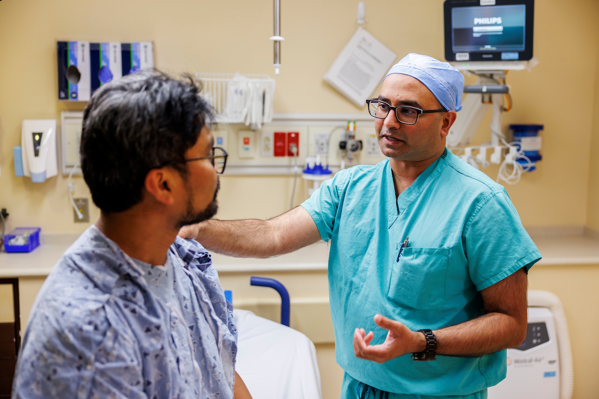 FAISAL_AHMAD_robot-assisted_head_neck_surgery_with_patient